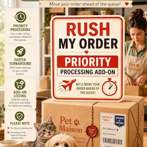 Può includere: Un cartello rettangolare con testo rosso e nero che recita RUSH MY ORDER PRIORITY PROCESSING ADD-ON, con un'icona di un aereo rosso e un orologio. Il cartello poggia su una scatola di cartone marrone etichettata Pet Maison con sigillo.