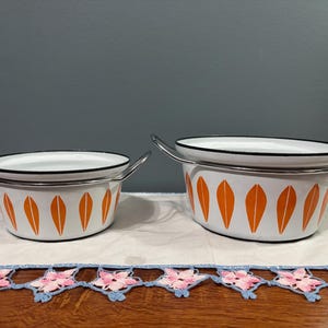 Vintage Catherineholm Noorwegen lotus geëmailleerde potten set 10 en 8 inch halverwege de eeuw verzamelobject