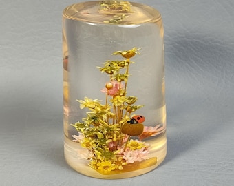 Vintage MCM DaisyGlas Co Paperweight Lucite Dried Real Flowers Floral Ladybug 3"