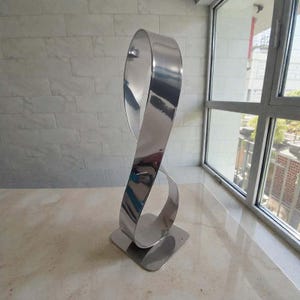 Abstrakt metallskulptur av NaguraDesign, handgjord i kromfärg, Möbius-list. 24,5X12X11cm.