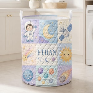 Personalisierter, gesteppter Wäschekorb: Runder Stoffkorb mit Aquarell-Weltraum-Patchwork