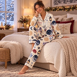 Gepersonaliseerde kerstpyjamaset: Nachtkleding met hemelse maan- en sterrenprint.