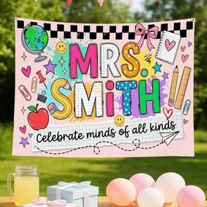 Puede incluir: Una pancarta rectangular rosa con el texto MRS. SMITH y Celebrate minds of all kinds. El diseño incluye un borde a cuadros blanco y negro, un globo terráqueo, un cuaderno, un lápiz, una regla, una manzana roja, corazones, estrellas y caritas.