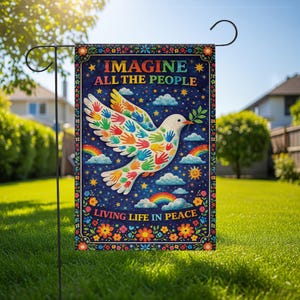 Puede incluir: Una bandera de jardín con un diseño de paloma, con alas formadas por huellas de manos coloridas. La bandera tiene el texto "IMAGINE ALL THE PEOPLE" y "LIVING LIFE IN PEACE" sobre un fondo azul oscuro con arcoíris, nubes y estrellas.