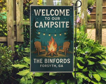 Bienvenido a nuestro camping. Bandera de jardín personalizada, pancarta con nombre familiar personalizado, decoración para acampar al aire libre.