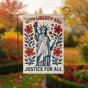 Peut inclure: Un drapeau de jardin avec la Statue de la Liberté, entourée de fleurs rouges et de feuilles bleues. Le drapeau porte l'inscription "WITH LIBERTY AND JUSTICE FOR ALL" en rouge. Il est suspendu à un support en métal noir.