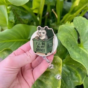 Grappige opossum-badgehaspel, ID-houder voor vuilcontainer kantoor, sarcastisch werkhumorcadeau, schattige intrekbare badgeclip voor verpleegkundigen en personeel