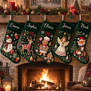 Puede incluir: Cinco calcetines navideños de terciopelo verde oscuro colgados en fila, cada uno con un nombre bordado en blanco: Emma, Sophia, Olivia, James y Noah. Los calcetines están decorados con apliques festivos de un muñeco de nieve, reno, hombre de jengibre, ángel y zorro.