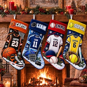 Peut inclure: Quatre chaussettes de Noël personnalisées sur le thème du sport. La première est orange et noire avec un ballon de basket. La deuxième est bleue avec un maillot de hockey. La troisième est rouge avec un maillot de baseball. La quatrième est jaune avec un gant de softball.