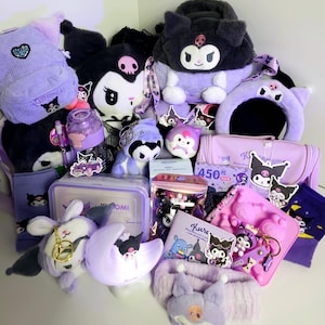Può includere: Una collezione di articoli a tema Kuromi viola e neri, tra cui peluche, uno zaino, una fascia per capelli, un astuccio, un portamonete e calzini. Gli articoli presentano il volto e l'emblema del teschio di Kuromi. Ci sono anche portachiavi, una borraccia e una scatola portaoggetti.
