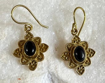 Boucles d'oreilles en laiton et onyx noir • Pendentif floral plaqué or 18 carats • Bijoux botaniques bohèmes pour femme • Boucles d'oreilles fleurs gravées en laiton