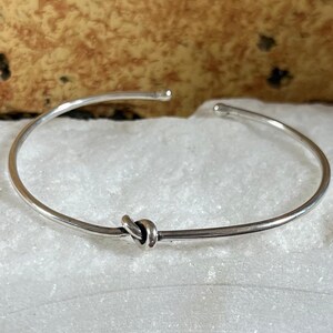 Brazalete de latón con nudo • Brazalete minimalista bañado en plata • Brazalete abierto sencillo para mujer • Joyería minimalista moderna de latón