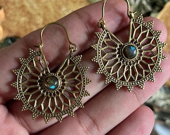 Boucles d'oreilles en laiton labradorite • Créoles tribaux en laiton antique • Bijoux ethniques géométriques bohèmes • Créoles pendantes tendance pour femmes