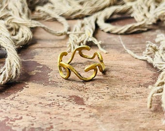 Anillo de latón ondulado • Anillo con diseño de espiral ondulada • Anillo geométrico chapado en oro de 18 quilates • Joyería minimalista bohemia de latón para mujer