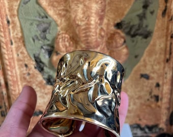 金メッキのワイドな真鍮製カフブレスレット • 溶けた質感のレディース用ステートメントバングル • 彫刻的な真鍮製ジュエリー • モダンで大胆なブレスレット