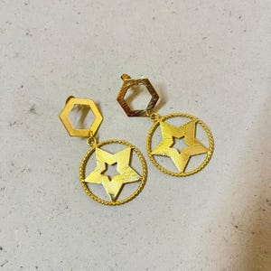 Gold Geometrische Stern Ohrringe | Messing Sechseck Stud Statement Ohrhänger | Kühner himmlischer moderner Schmuck | Stern Ohrringe für Frauen