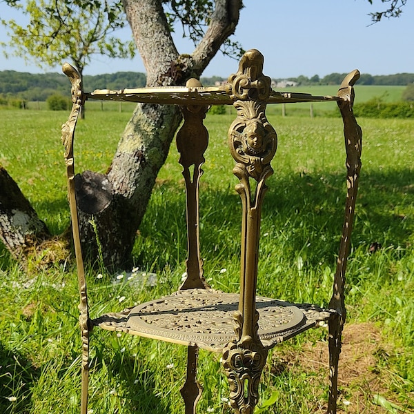 Ancien Guéridon Sellette En Laiton - Angelots - Chérubins - Années 30 - Art Déco - 72 cm / 28.3" H - 3 Plateaux - Motifs Fleurs & Lions