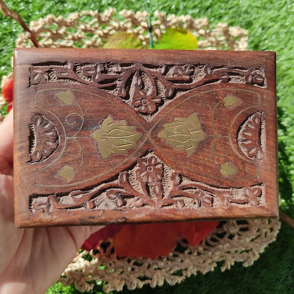 Boîte à bijoux ancienne en bois avec fleurs de lys en laiton incrustés - Autumn French Finds - Gifts Ideas - Wood Box - Sculpté à la main