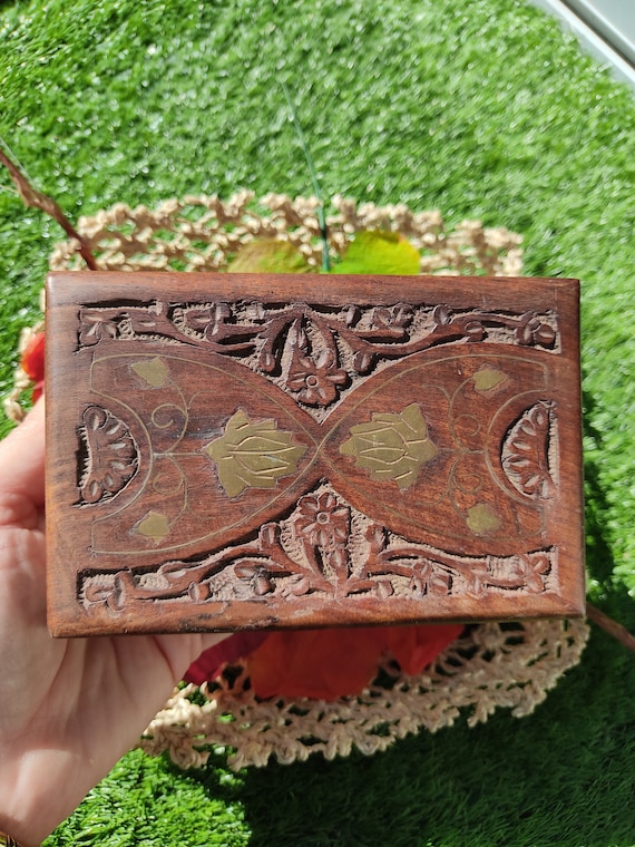 Boîte à bijoux ancienne en bois avec fleurs de lys