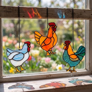 Fensterbild mit Hühnermotiv aus Buntglas, Dekoration für die Landhausküche, Geschenk für Hühnerliebhaber