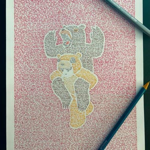 Puede incluir: Una obra de arte detallada con una ilustración central de un oso y una persona, compuesta por un pequeño texto rojo sobre un fondo blanco. La obra de arte está rodeada de texto rojo. Un marcador naranja, un bolígrafo gris y un lápiz azul están sobre el papel.