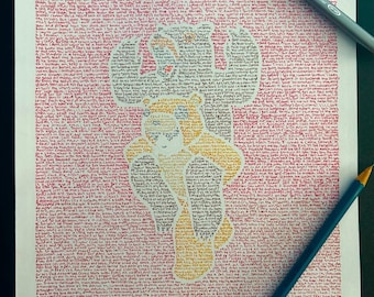 Könnte beinhalten: Ein detailliertes Kunstwerk mit einer zentralen Illustration eines Bären und einer Person, das aus winzigem rotem Text auf weißem Hintergrund besteht. Das Kunstwerk ist von rotem Text umgeben. Ein orangefarbener Marker, ein grauer Stift und ein blauer Bleistift liegen auf dem Papier.