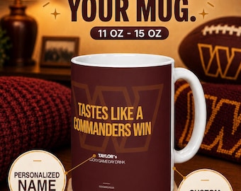 Könnte beinhalten: Ein burgunderroter Keramikbecher mit weißem Innenraum und Henkel. Auf der Vorderseite befindet sich ein großer brauner Buchstabe W, der Text TASTES LIKE A COMMANDERS WIN und der personalisierte Text TAYLOR'S LUCKY GAME DAY DRINK. Erhältlich in 325 ml und 444 ml.