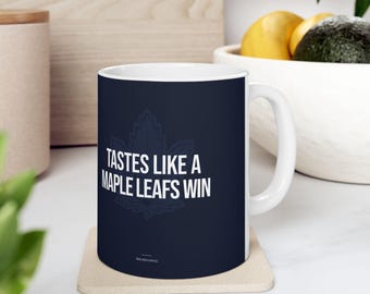 Schmeckt wie ein Toronto Maple Leafs Win | 11oz - 15oz Keramikbecher | Glückliches Eishockey-Sieg Spiel Tag Geschenk für Papa, Club Sport Fan Cup