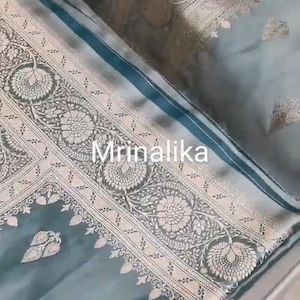 Saree Banarasi in seta Mashru intrecciato con zari dorati nel motivo Jangla nei colori inglesi.