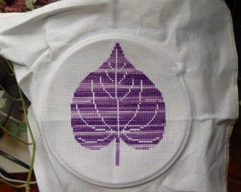 Patrón de punto de cruz de hoja de Red Bud