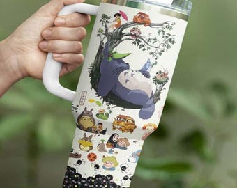 Totoro Anime Becher mit Griff, Studio Ghibli inspirierte Tasse, süße Cartoon Reisebecher, Miyazaki Fan Geschenk, Kawaii Forest Charakter Tasse