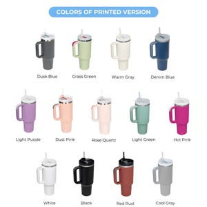 K&ouml;nnte beinhalten: Eine Auswahl an isolierten Bechern in verschiedenen Farben, jeweils mit Griff, Deckel und Strohhalm. Farben sind unter anderem: Dunkelblau, Grasgr&uuml;n, Warmgrau, Jeansblau, Hellviolett, Staubrosa, Rosenquarz, Hellgr&uuml;n, Pink, Wei&szlig;, Schwarz, Rostrot und Cool Grey. Der Text "COLORS OF PRINTED VERSION" steht oben.