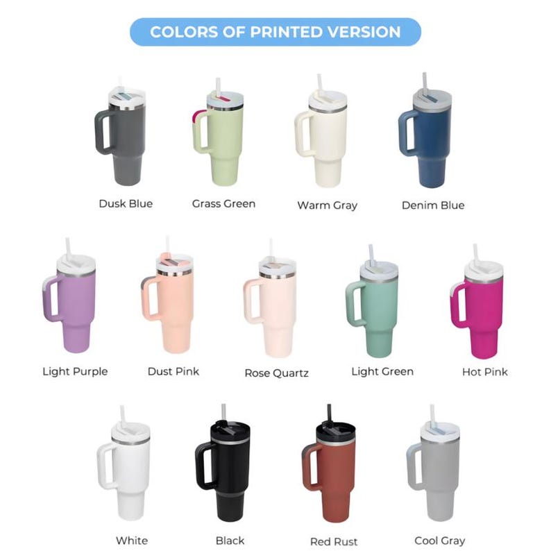 K&ouml;nnte beinhalten: Eine Auswahl an isolierten Bechern in verschiedenen Farben, jeweils mit Griff, Deckel und Strohhalm. Farben sind unter anderem: Dunkelblau, Grasgr&uuml;n, Warmgrau, Jeansblau, Hellviolett, Staubrosa, Rosenquarz, Hellgr&uuml;n, Pink, Wei&szlig;, Schwarz, Rostrot und Cool Grey. Der Text "COLORS OF PRINTED VERSION" steht oben.