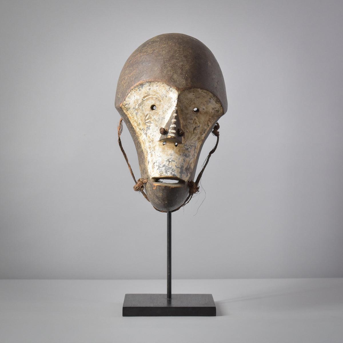 コンゴのカスタムスタンドに置かれたングバンディマスク - Etsy 日本