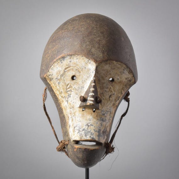 コンゴのカスタムスタンドに置かれたングバンディマスク - Etsy 日本