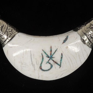 Colgante de concha sagrada tibetana y repujado de plata