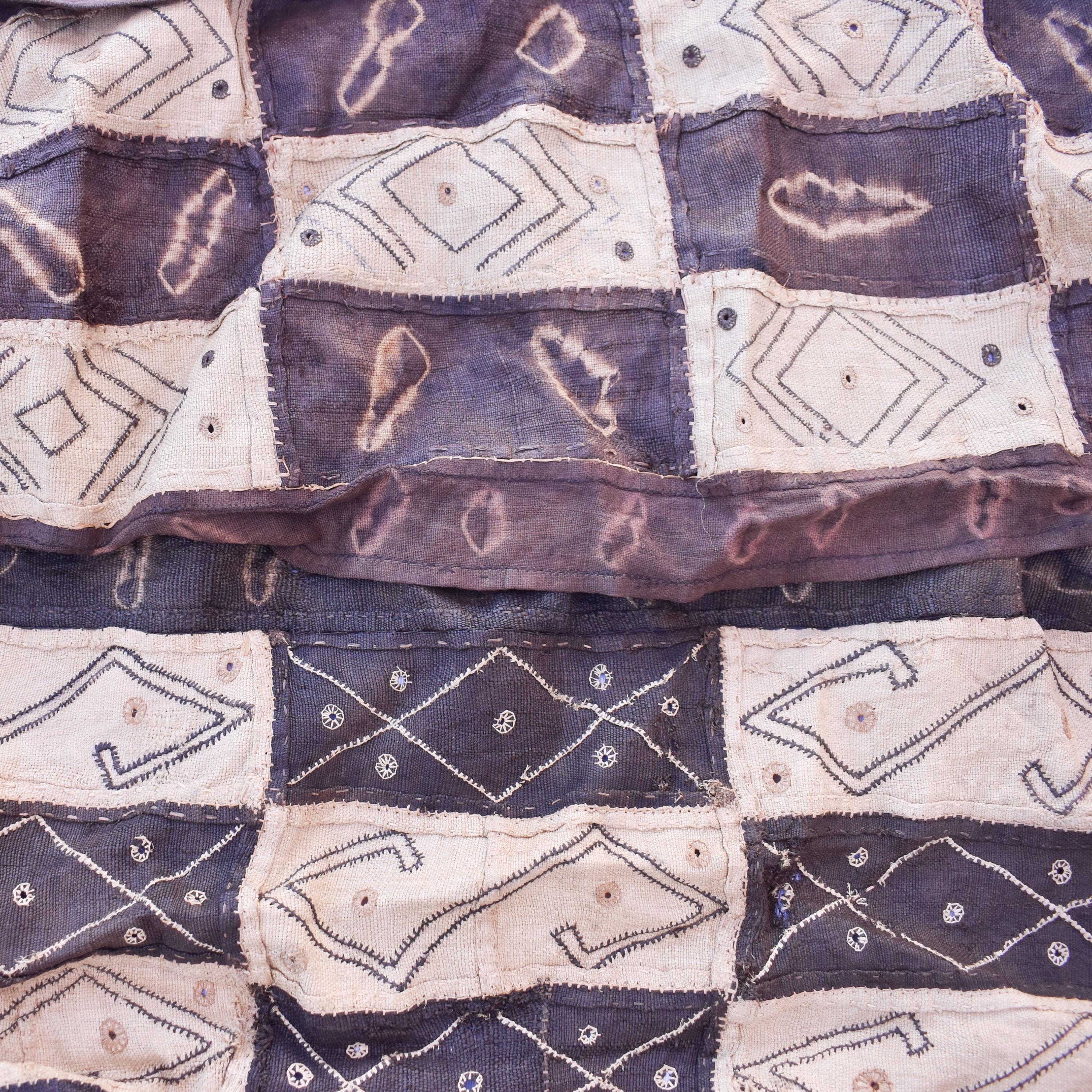 コンゴのラフィアをアップリケしたクバ手織り織物スクラップ 2 個