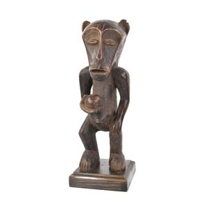Staande houten Makonde-figuur op aangepaste basis Tanzania