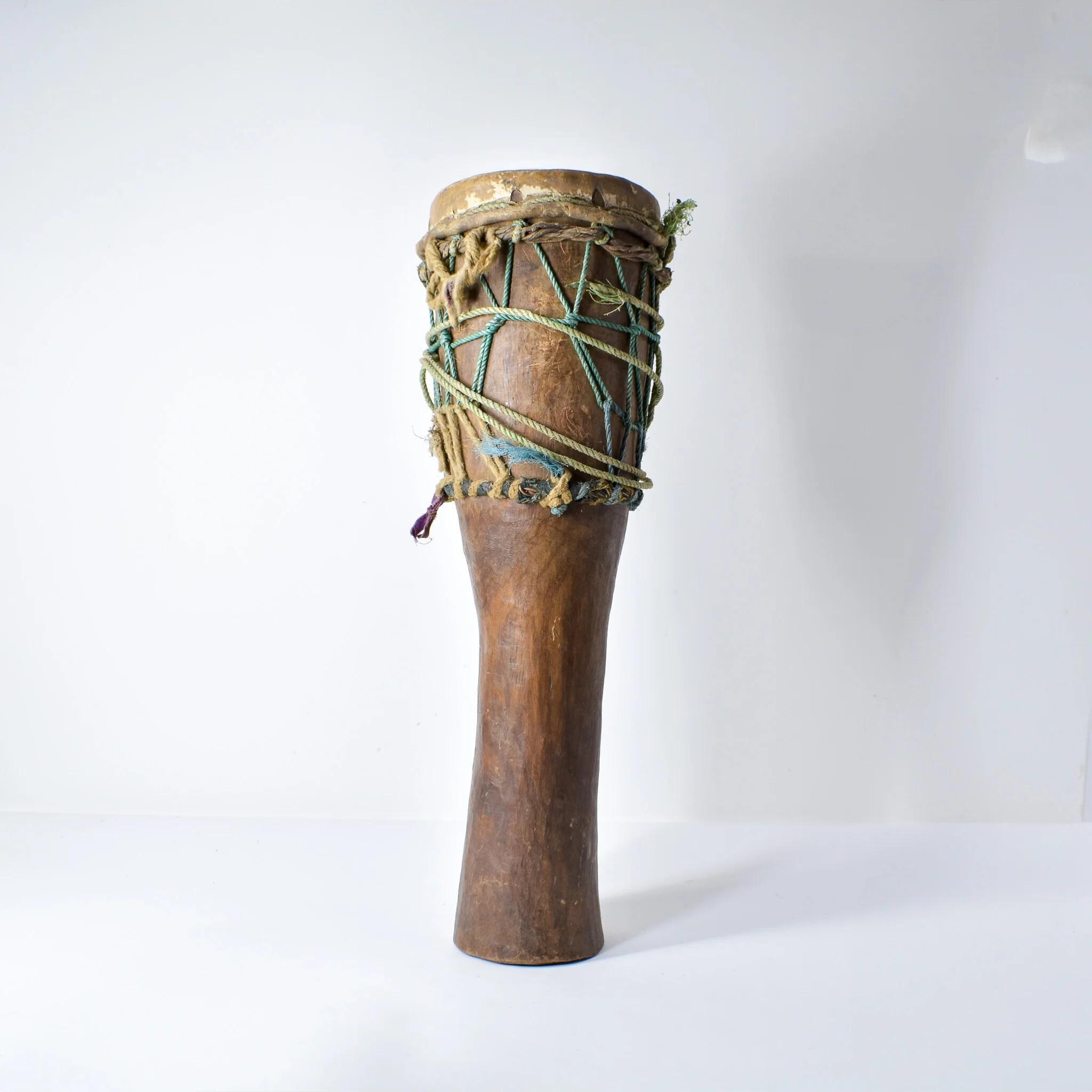 フラニ族の皮ギニア産木製ドラム（背の高いもの） - Etsy 日本