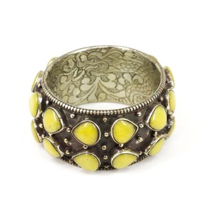 Brazalete repujado de resina amarilla tibetana