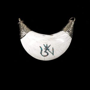 Colgante de concha sagrada tibetana