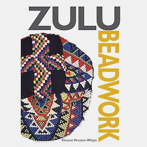 Puede incluir: Portada de libro con el título "ZULU BEADWORK" en letras grises y doradas. Muestra un diseño detallado y colorido de abalorios en rojo, azul, amarillo y blanco sobre un fondo negro. El nombre del autor está en la parte inferior.