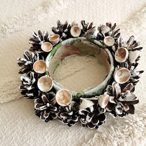 Centro de mesa artesanal con piñas / Decoración rústica con velas / Decoración escandinava con bellotas y eucalipto