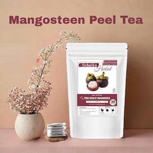 Könnte beinhalten: Ein weißer Beutel mit "Mangosteen Peel Tea" mit der Marke "Sehatku Herbal" und einer Abbildung von Mangostanfrüchten. Die Verpackung enthält auch den Text "Teh Kulit Manggis" und eine Zählmenge von 30 Portionen. Links ist eine Vase mit Blumen.