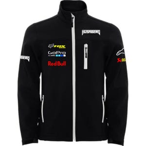 Può includere: Giacca softshell nera con cerniera bianca e diversi loghi, tra cui "HUSABERG", "FOX Racing", "GoPro", "Red Bull" e "Akrapovic". La giacca presenta dettagli bianchi sulle tasche e sulle maniche. Un capo sportivo e atletico.