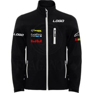Może przedstawiać: Czarna kurtka softshell z białym zamkiem błyskawicznym i wieloma logo, w tym "LOGO", "FOX Racing", "GoPro", "Red Bull" i "Alpinestars". Kurtka ma wysoki kołnierz i dwie białe kieszenie zapinane na zamek.