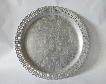 Bandeja de servir grande de peltre con grabado floral vintage - Plato redondo de metal plateado con borde festoneado de estilo filigrana ornamentada