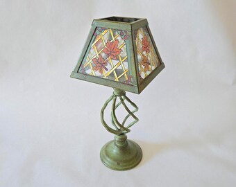Lámpara de mesa o de estante vintage con portavelas para velas pequeñas - Vidriera pintada a mano con hojas de otoño, metal verde - Decoración acogedora estilo casa de campo