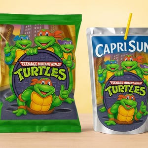 Può includere: Un sacchetto verde e una busta Capri Sun con le Tartarughe Ninja. Il sacchetto e la busta presentano il logo TMNT e le immagini delle tartarughe. La busta Capri Sun ha una cannuccia gialla.