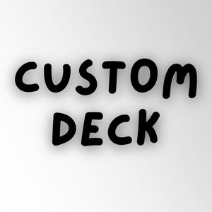 Puede incluir: Las palabras "CUSTOM DECK" se muestran en negrita, letras negras sobre un fondo blanco. El texto tiene un ligero efecto de sombra, dándole una apariencia tridimensional. El diseño general es simple y limpio.